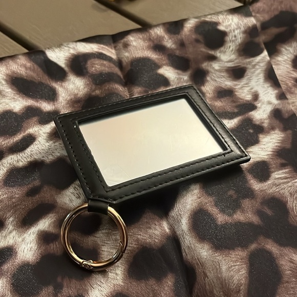 ⭐️ Yves St-Laurent compact Mirror with keychain GWP - Picture 4 of 4
